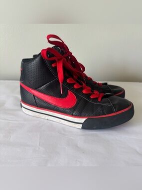 NIKE Size 5 Boys Black and Red Sneakers Shoes - High Top